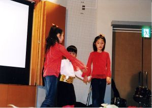 クリスマス・パーティーで踊りを披露した子供たち