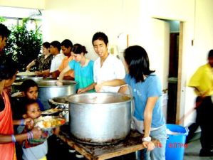 昼食のサービスを助ける若者達