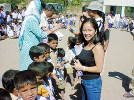 インドの村の小学校での運動会で文具配布