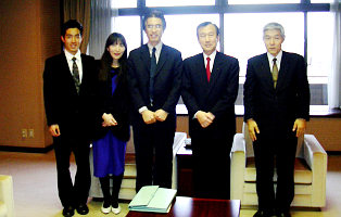 広島の秋葉市長と市議会議員と共に