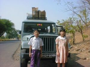 2children_jeep (22K)